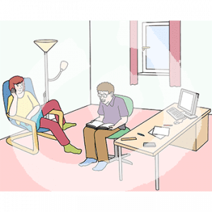 Eine Frau in einem Stuhl guckt zu einem Mann der aus einem Buch vorliest.