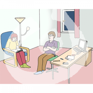 Ein Mann in einem Stuhl guckt zu einer Frau die aus einem Buch vorliest.