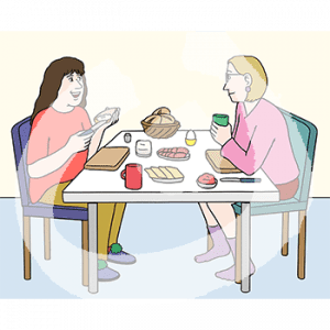 Zwei Frauen sitzen sich gegenüber am Tisch. Auf dem Tisch liegen Brettchen, ein Brötchenkorb, Käse, Wurst und ein Ei. Eine Frau hält einen Becher, die andere ein Brötchen und ein Messer.