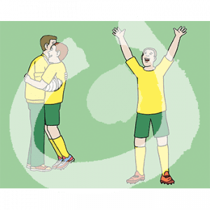 Ein Mann in gelbem Trainingsanzug und Gips Arm umarmt einen fröhlichen Mann in gelbem Trikot. Daneben steht ein Mann in gelbem Trikot und streckt die Arme hoch.