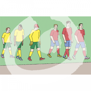 Jeweils drei Spieler in gelben und roten Trikots verlassen eine Rasenfläche.