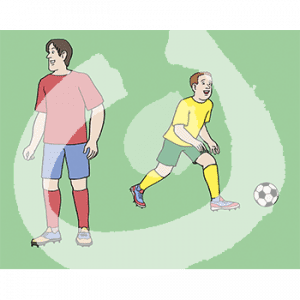 Ein Mann in gelbem Trikot rennt mit einem Fußball. Ihm abgewendet steht ein Mann in rotem Trikot.