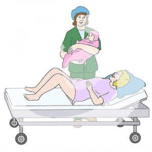 Eine Frau mit nackten Beinen liegt auf einer Behandlungsliege. Sie guckt zu einer Person mit OP-Kleidung und OP-Haube, die ein eingewickeltes Baby hält.