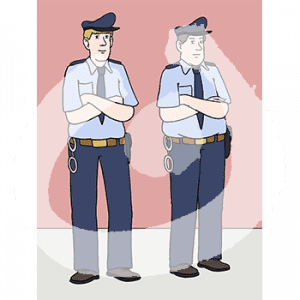 Zwei Personen in Wärteruniform stehen mit verschränkten Armen nebeneinander.