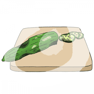 Eine verschimmelte Gurke und Gurkenscheiben auf einem Brett.