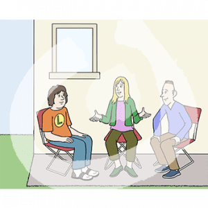 Drei Personen auf Stühlen sitzen nebeneinander vor einem Gebäude.