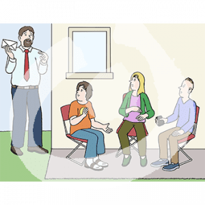 Drei Personen auf Stühlen sitzen nebeneinander vor einem Gebäude. Sie gucken zu einem Mann mit Brief in der Hand.