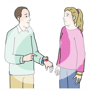 Zwei Personen stehen sich gegenüber. Eine zeigt auf ihre Armbanduhr.