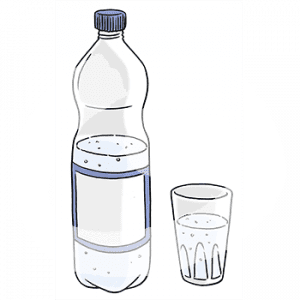 Eine Flasche mit durchsichtiger Flüssigkeit und Blasen, daneben ein Getränk mit der gleichen Flüssigkeit.