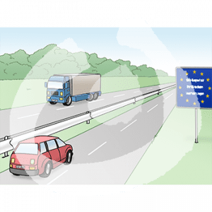 Eine Autobahn. Auf der Gegenseite fährt ein LKW. Auf der anderen Seite fährt ein Auto auf ein blaues Schild mit gelben Sternen zu.