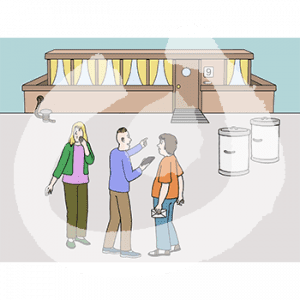 Drei Personen stehen an einem Pier. Eine Person zeigt auf ein Hausboot.