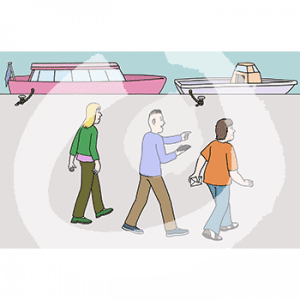 Drei Personen laufen auf einem Pier. Im Wasser schwimmen kleine Boote. Eine Person zeigt in eine Richtung.