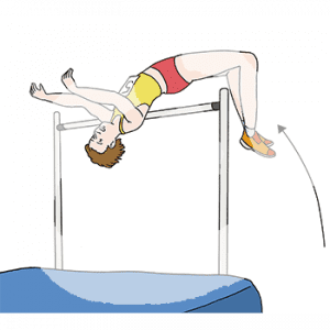 Eine Person mit Sportkleidung und Startnummer springt rückwärts über einen Stab. Dahinter liegt eine Matte.