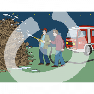 Zwei Personen stehen mit einem Schlauch vor einem großen Haufen Holz. Aus dem Schlauch kommt Wasser. Im Hintergrund steht ein Feuerwehrauto.