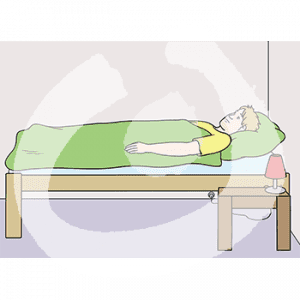 Eine Person liegt im Bett, daneben ist ein Nachttisch.