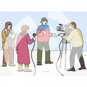 Eine Person steht vor drei weiteren Personen draußen im Schnee. Eine hat ein Mikrofon in der Hand, eine andere einen Notizblock und die dritte steht vor einer Kamera.