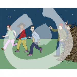 Zwei Personen stehen mit erhobenen Fingern neben einem großen Holzhaufen. Sie gucken zu drei weglaufenden Jugendlichen.