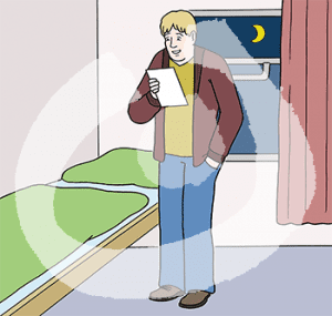 Eine Person steht neben einem Bett in einem Schlafwagen. Sie guckt auf einen Zettel. Durch das Fenster sieht man den Mond.