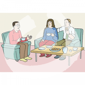 Drei Personen sitzen auf einem Sofa und Sessel um einen Tisch herum. Darauf stehen Kaffeetassen, eine Kanne und Gebäck. Die Personen halten Tassen und Gebäck.