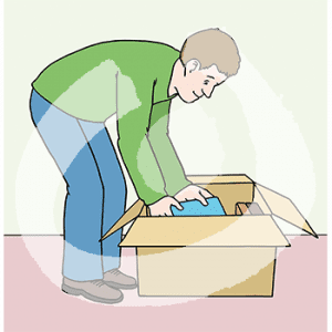 Eine Person steht gebückt über einem Karton und legt etwas hinein.