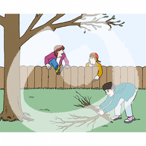 Ein Kind steht neben einem Baum im Garten und hebt Stöcker auf. Im Hintergrund klettert ein Kind über den Zaun, ein anderes steht daneben.