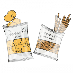 Zwei offene Tüten. Eine mit Chips und eine mit Salzstangen.