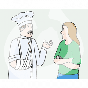 Eine Person mit Kochjacke, Kochmütze und Gips Arm. Sie steht vor einer Person mit verschränkten Armen.