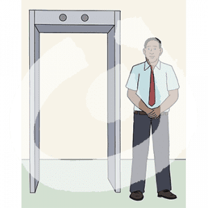 Eine Person in Uniform steht neben einem Körperscanner.