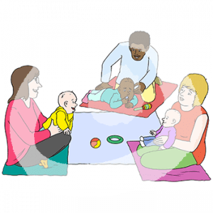 Drei Personen mit Babys auf dem Schoß sitzen auf Decken im Kreis. Vor ihnen liegt Spielzeug auf einer Decke.