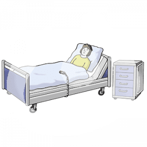 Eine Person in einem Pflegebett, daneben ein Nachttisch.