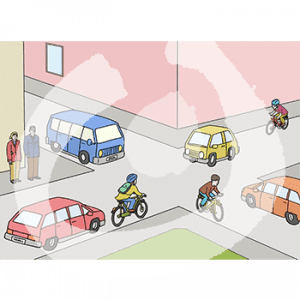 Eine Kreuzung mit Autos und Fahrrädern. Auf dem Bürgersteig stehen zwei Personen.