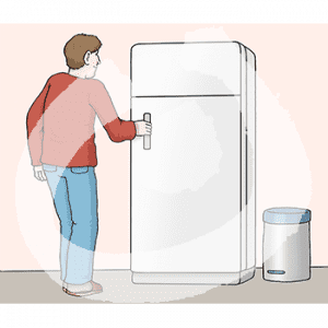 Eine Person umfasst den Griff eines geschlossenen Kühlschrankes.