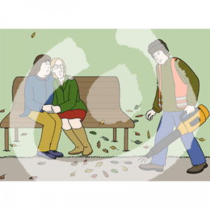 Zwei Personen sitzen Arm in Arm auf einer Bank im Grünen. Neben ihnen läuft eine Person mit Warnweste und Laubbläser in der Hand. Auf dem Weg liegen Blätter.