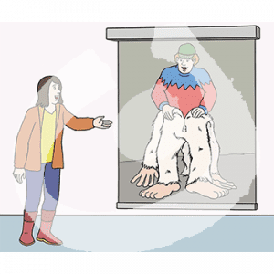 Eine Frau steht vor einer Leinwand und zeigt darauf. Auf der Leinwand ist eine Person mit halbangezogenem Yetikostüm.