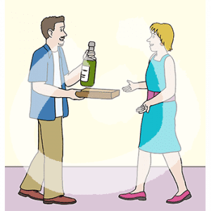 Ein Mann mit Sektflasche und Pizzakarton in der Hand. Er steht vor einer Frau mit ausgebreitenden Armen.