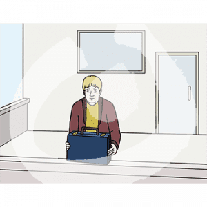 Ein trauriger Mann steht mit einem Koffer in der Hand auf einem Balkon.