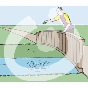 Ein Mann steht auf einer Holzbrücke und hält eine Hand über das Wasser. Das Wasser schlägt Wellen.