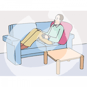 Ein Mann liegt auf einem Sofa.