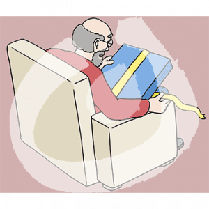 Rückenansicht eines alten Mannes auf einem Sessel. Er hält ein Geschenk in der Hand.