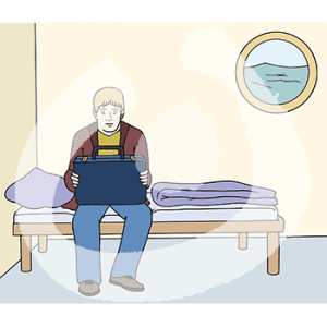 Ein Mann sitzt mit einem Koffer auf dem Schoß auf einem Bett. Im Hintergrund sieht man das Wasser durch ein Bullauge.