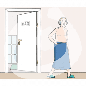 Ein oberkörperfreier Mann mit Handtuch um die Hüfte und Kopfhörer auf dem Kopf geht von einer Tür weg. Auf der Tür steht: Bad.