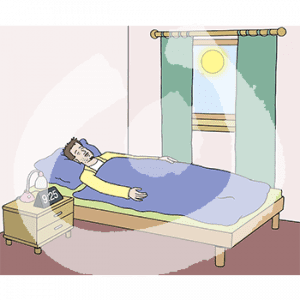 Ein Mann liegt mit geschlossenen Augen im Bett. Durch das Fenster scheint die Sonne. Auf dem Nachttisch steht ein Wecker mit der Uhrzeit: 09:25.