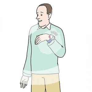 Ein fröhlicher Mann guckt seitlich auf seine Armbanduhr.