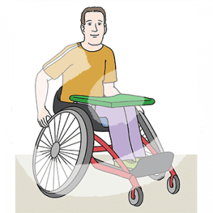 Ein Mann im Rollstuhl mit Ablagefläche.