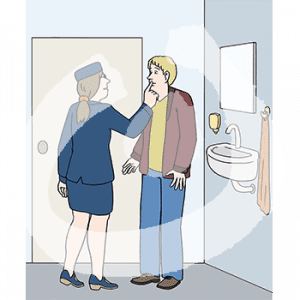 Eine Frau und ein Mann stehen sich im Bad gegenüber. Sie legt ihm einen Finger auf die Lippen.