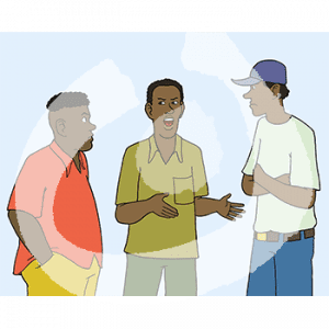 Drei Männer stehen im Halbkreis. Der Mittlere redet.