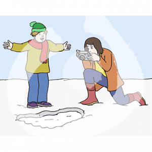 Ein Kind steht neben einem großen Fußabdruck im Schnee. Eine Person macht ein Foto vom Abdruck.