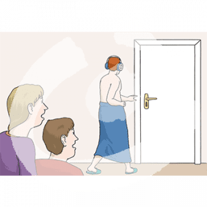 Eine Person in Handtuch und mit Kopfhörern greift nach einer Tür. Zwei Personen gucken ihr hinterher.