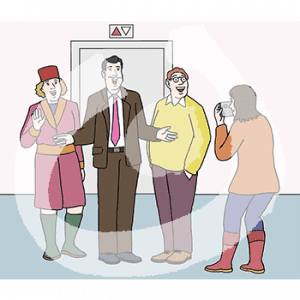 Drei Personen stehen vor einem Fahrstuhl und posieren. Eine andere Person fotografiert sie.