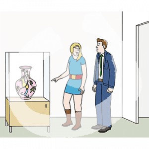 Ein Mann in Wärteruniform und eine Frau stehen vor einer Glasvitrine. Darin ist eine Vase.